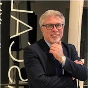 Docente e formatore, con doppia laurea ed esperienza ventennale, impartisce lezioni di Italiano, Storia, Filosofia; insegna inoltre un efficace ed innovativo metodo di studio per apprendere con facilità